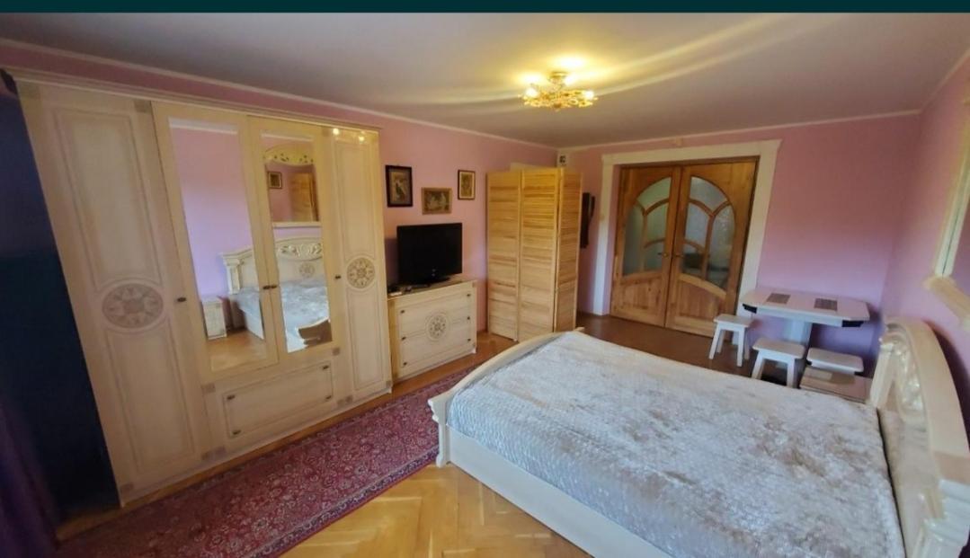 Затишні Апартаменти В Центрі Riwne Exterior foto